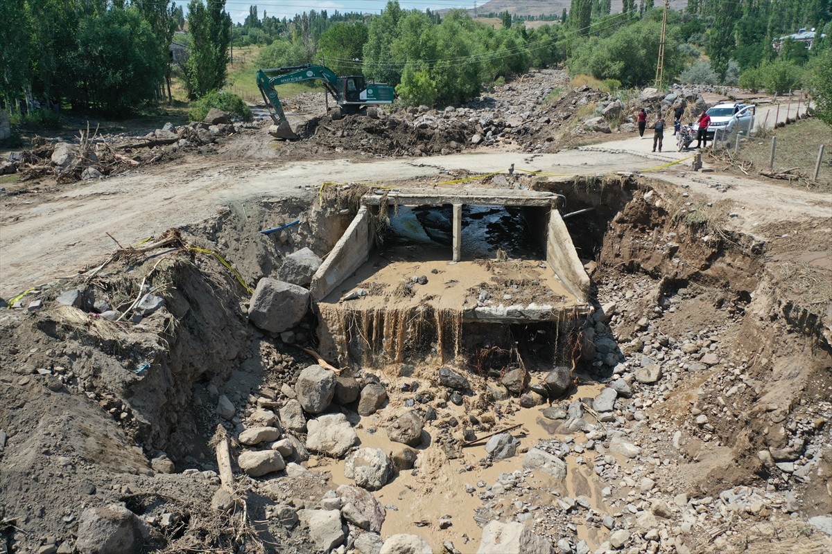 Kars'ın Kağızman ilçesinde, şiddetli sağanak sonrası köylerde hasar oluştu, bazı evler ile ahırlar...
