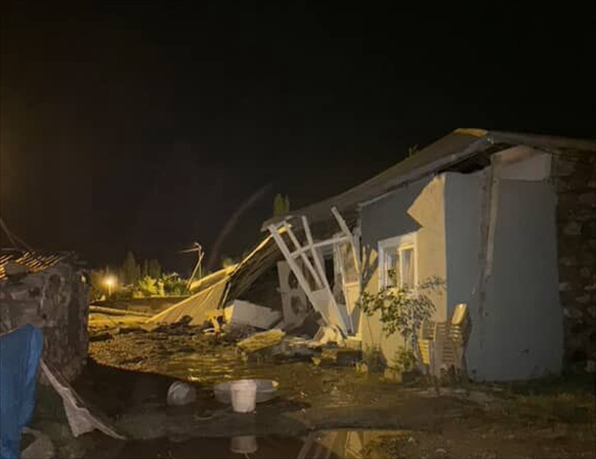 Kars'ın Kağızman ilçesinde, şiddetli sağanak sonrası köylerde hasar oluştu, bazı evler ile ahırlar...