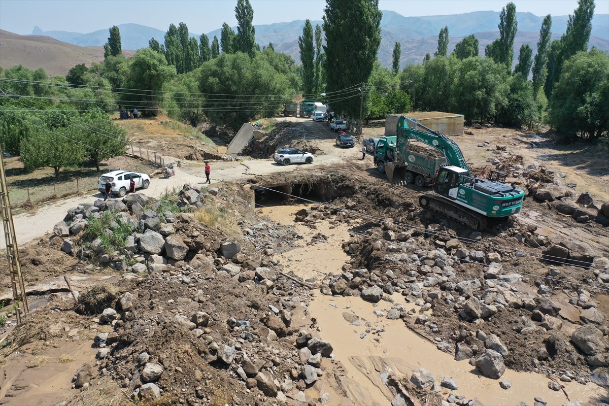 Kars'ın Kağızman ilçesinde, şiddetli sağanak sonrası köylerde hasar oluştu, bazı evler ile ahırlar...