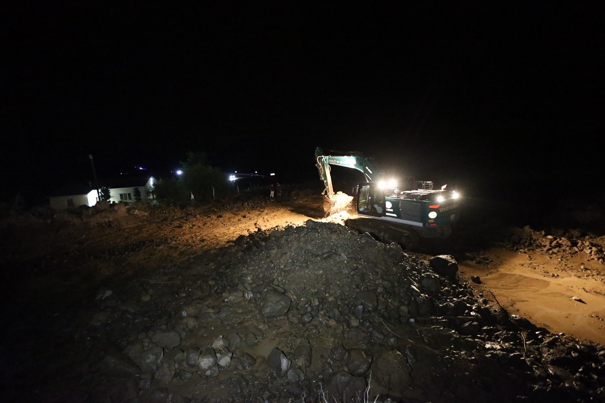 Kars'ın Kağızman ilçesinde, şiddetli sağanak sonrası köylerde hasar oluştu, bazı evler ile ahırlar...