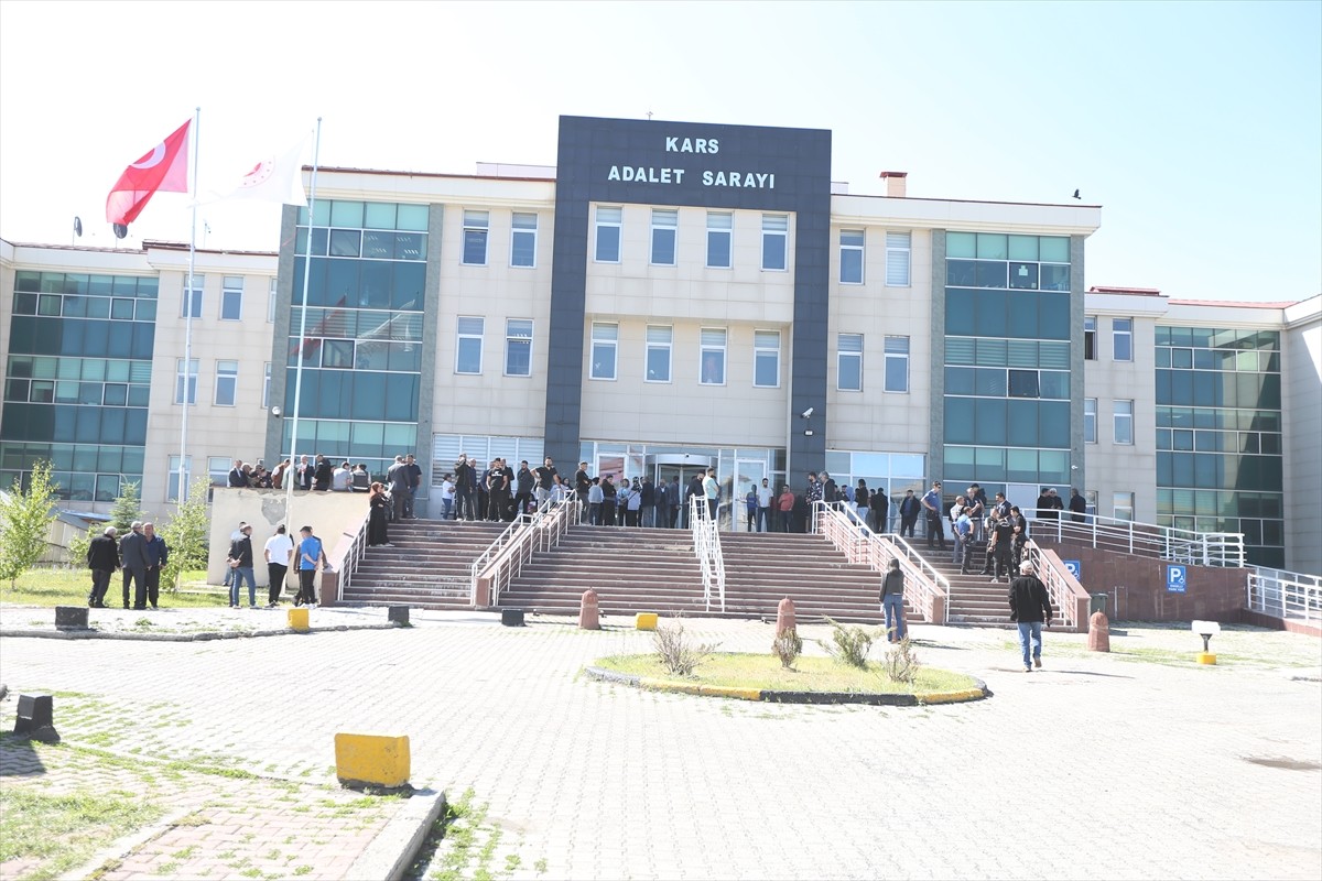 Kars'ta akülü aracıyla evinin önünde oynadığı sırada "maganda kurşunu" isabet etmesi sonucu...