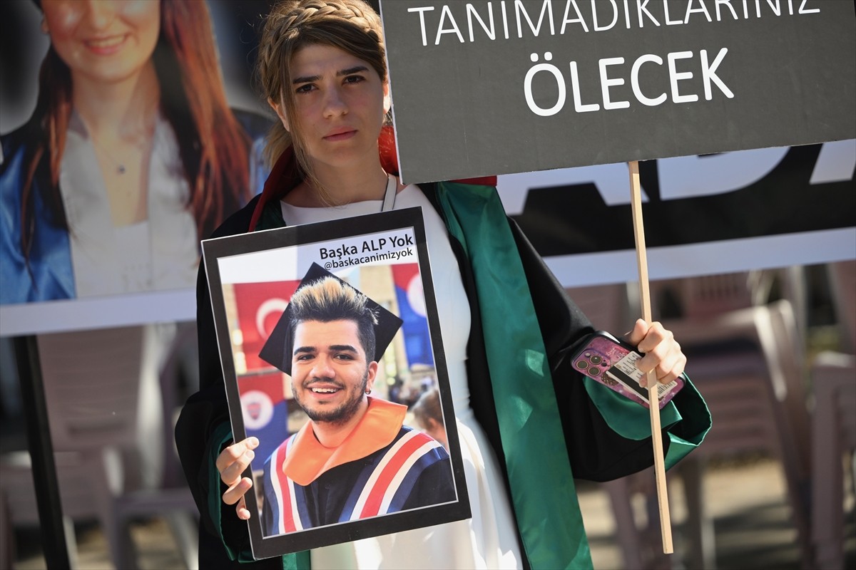 Kartalkaya Kayak Merkezi'nde çıkan yangında otelde konaklayanları kurtarırken arkadaşıyla hayatını...