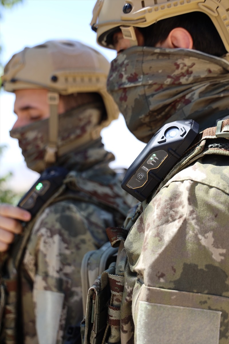 Kask ya da omuzda taşınabilen Lazer Uyarı Sistemi, lazer işaretlemesiyle hedefe yönelen tehditleri...