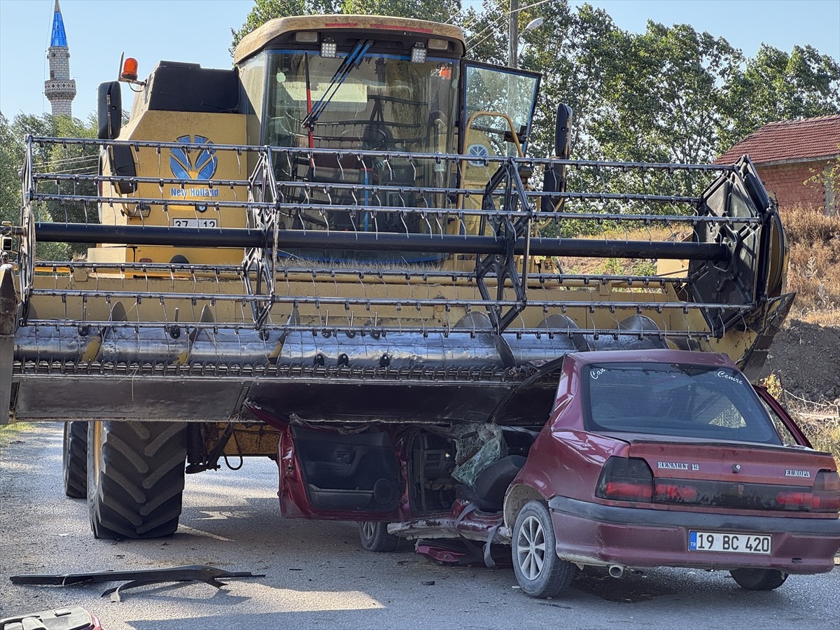 Kastamonu'da biçerdöver ile çarpışan otomobilin sürücüsü yaşamını yitirdi.
