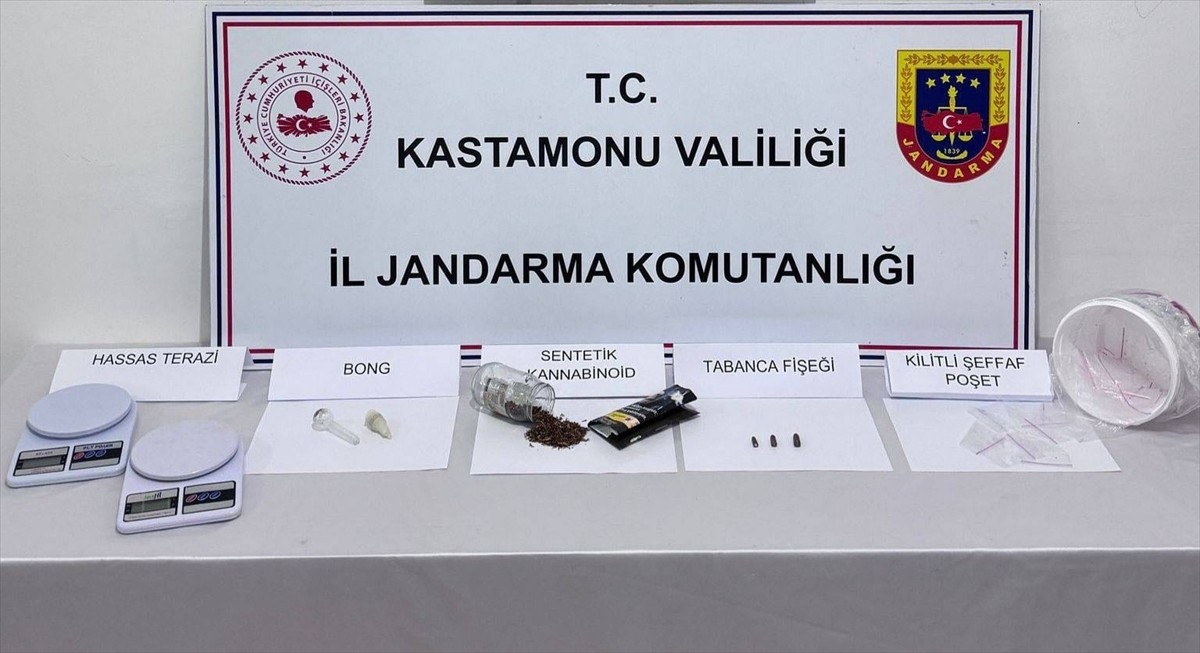 Kastamonu'da düzenlenen uyuşturucu operasyonunda gözaltına alınan 2 şüpheli tutuklandı. Aramada...
