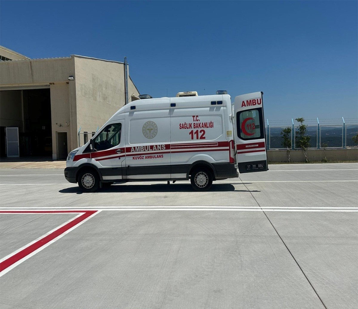 Kastamonu'da trafik kazasında yaralanan 55 yaşındaki hasta, ambulans helikopterle Ankara'daki...