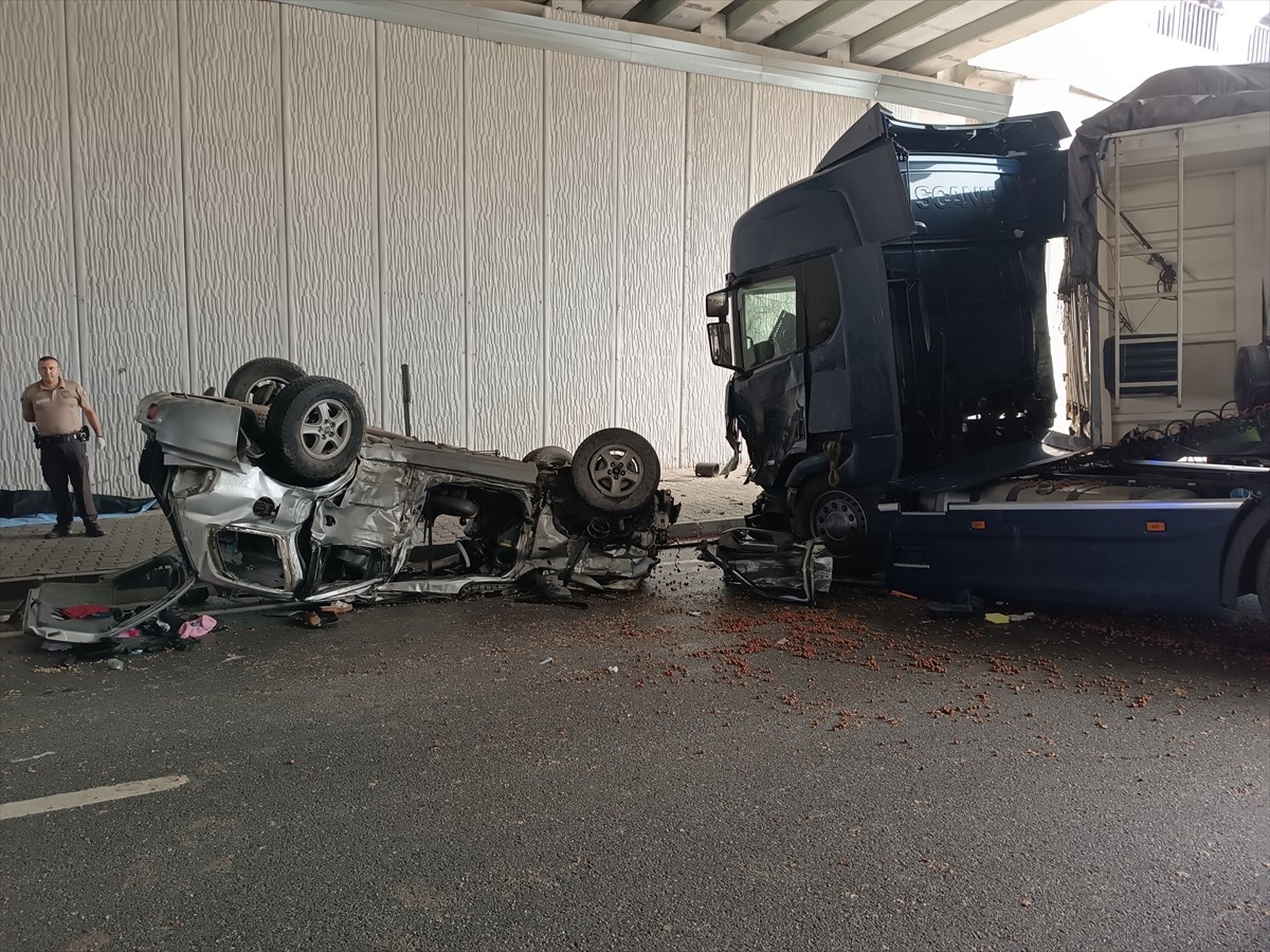 Kastamonu'nun Tosya ilçesinde tır ile otomobilin çarpışması sonucu biri çocuk 3 kişi öldü, 5 kişi...