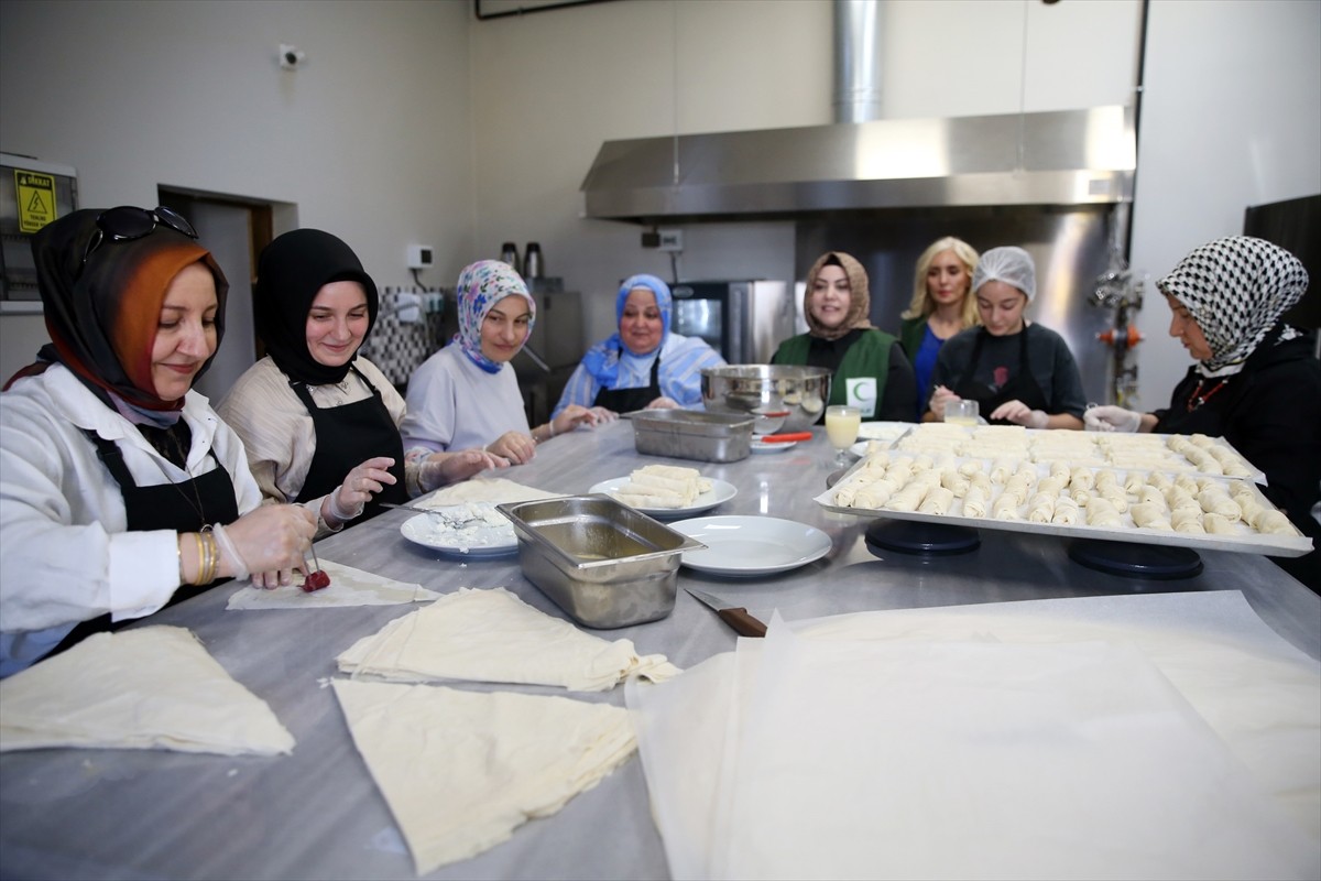 Kastamonu Yeşilay Danışmanlık Merkezi (YEDAM) Gastronomi Mutfağı'nda gönüllüler tarafından...