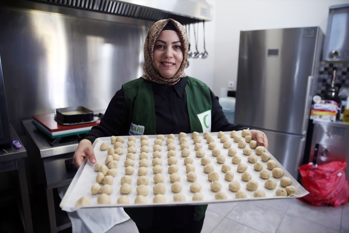 Kastamonu Yeşilay Danışmanlık Merkezi (YEDAM) Gastronomi Mutfağı'nda gönüllüler tarafından...