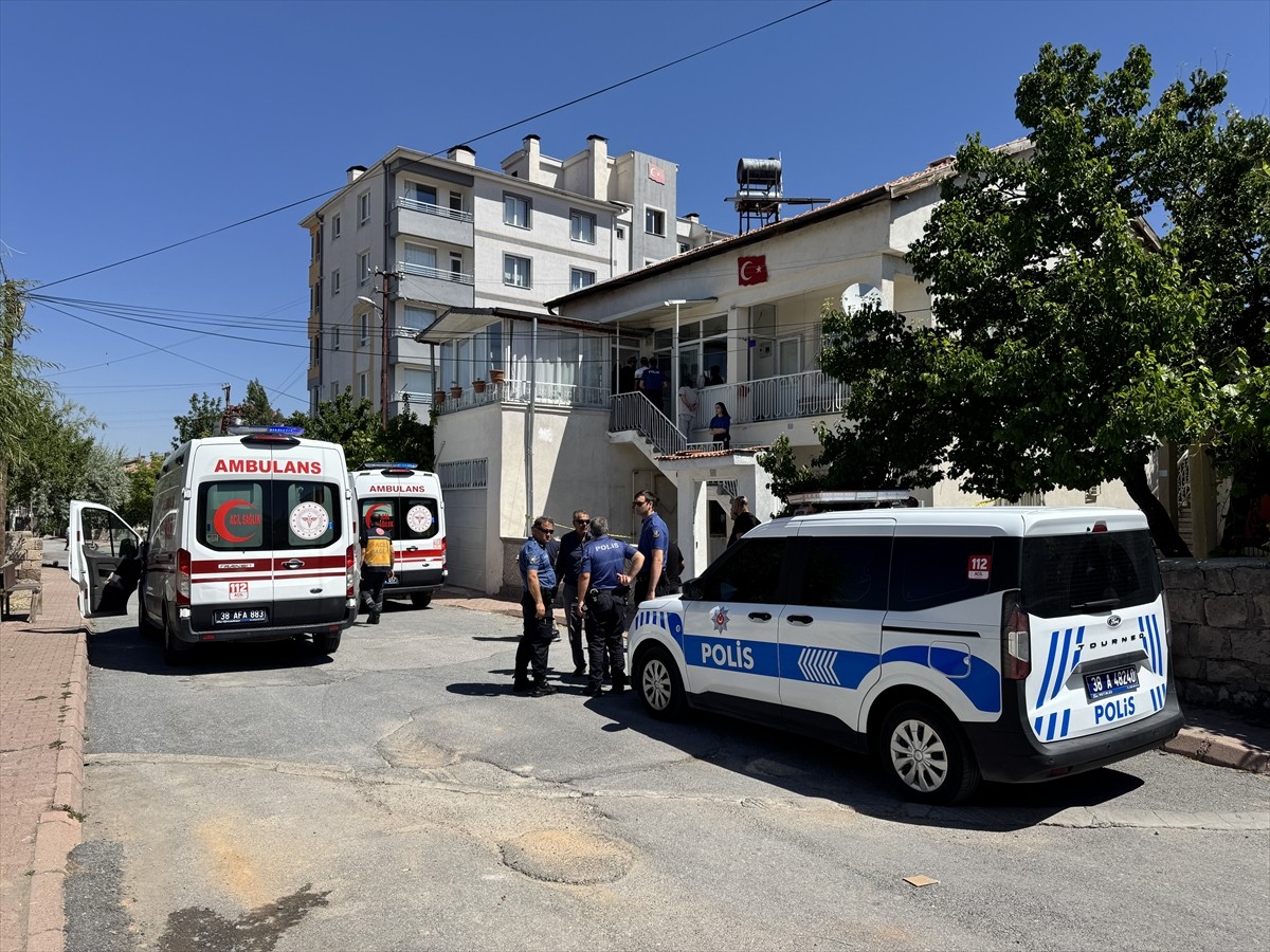 Kayseri'de bir kişi tartıştığı üvey kızını tüfekle yaraladıktan sonra intihar etti. Ekipler, olay...