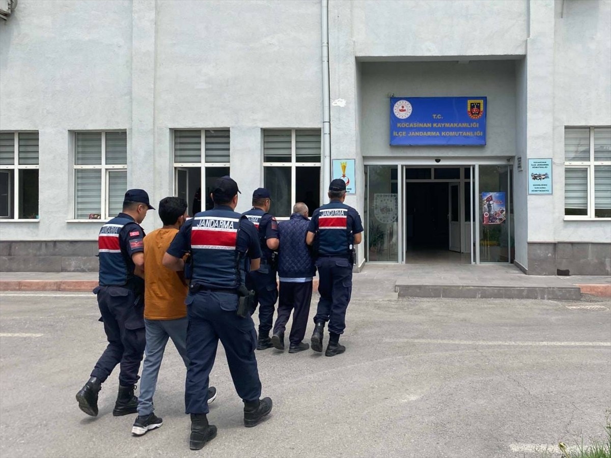 Kayseri'de terör örgütü DEAŞ'a yönelik operasyonda yabancı uyruklu 2 şüpheli jandarma tarafından...