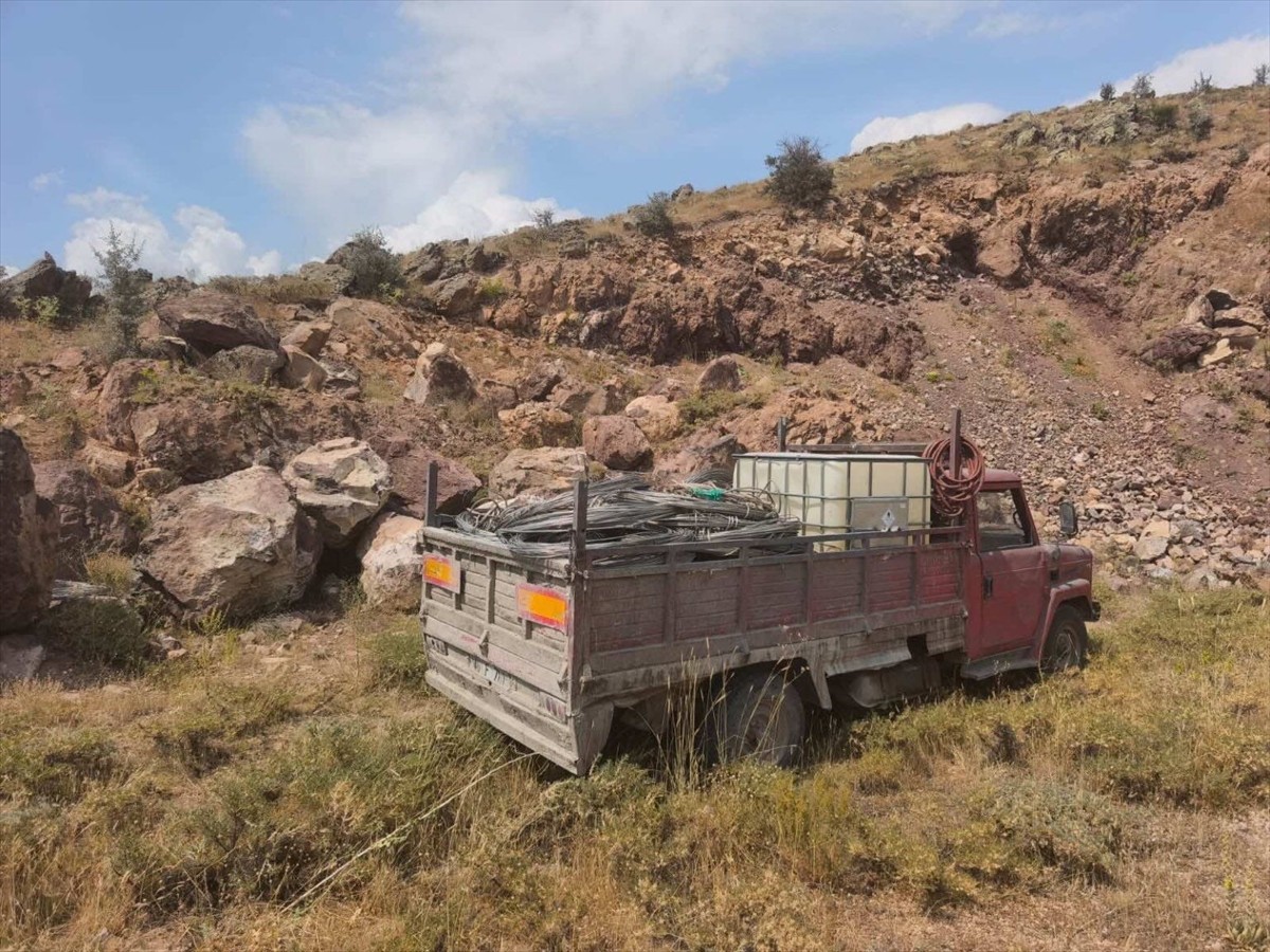Kayseri'nin Develi ilçesinde, çalıntı elektrik tellerini kayaların arasına gizleyen 3 şüpheli...