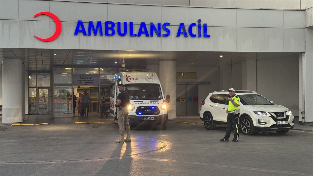 Kayseri'nin Sarız ilçesinde kamyon ile otomobilin çarpışması sonucu biri başkomiser 2 polis...