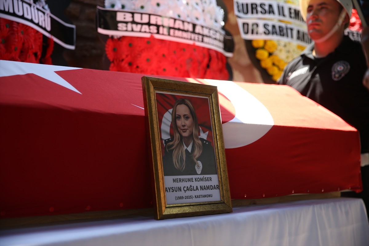 Kayseri'nin Sarız ilçesinde kamyon ile otomobilin çarpıştığı kazada yaşamını yitiren başkomiser...