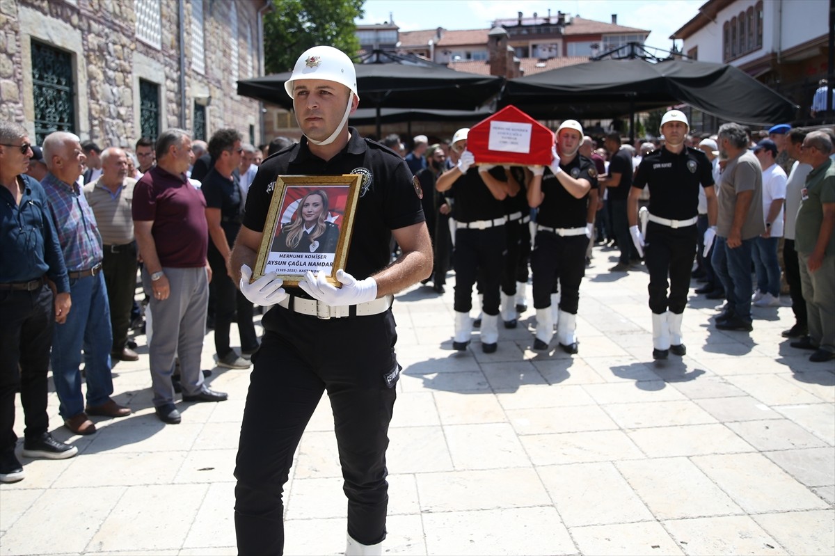 Kayseri'nin Sarız ilçesinde kamyon ile otomobilin çarpıştığı kazada yaşamını yitiren başkomiser...