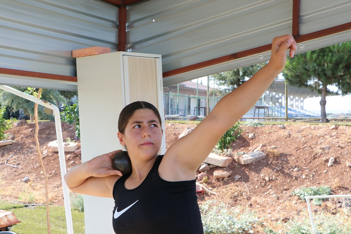 Kilis'te yaşayan 12 yaşındaki Zekiye Tuana Çetin, "Erkek sporu, yapamazsın" diyen arkadaşlarına...