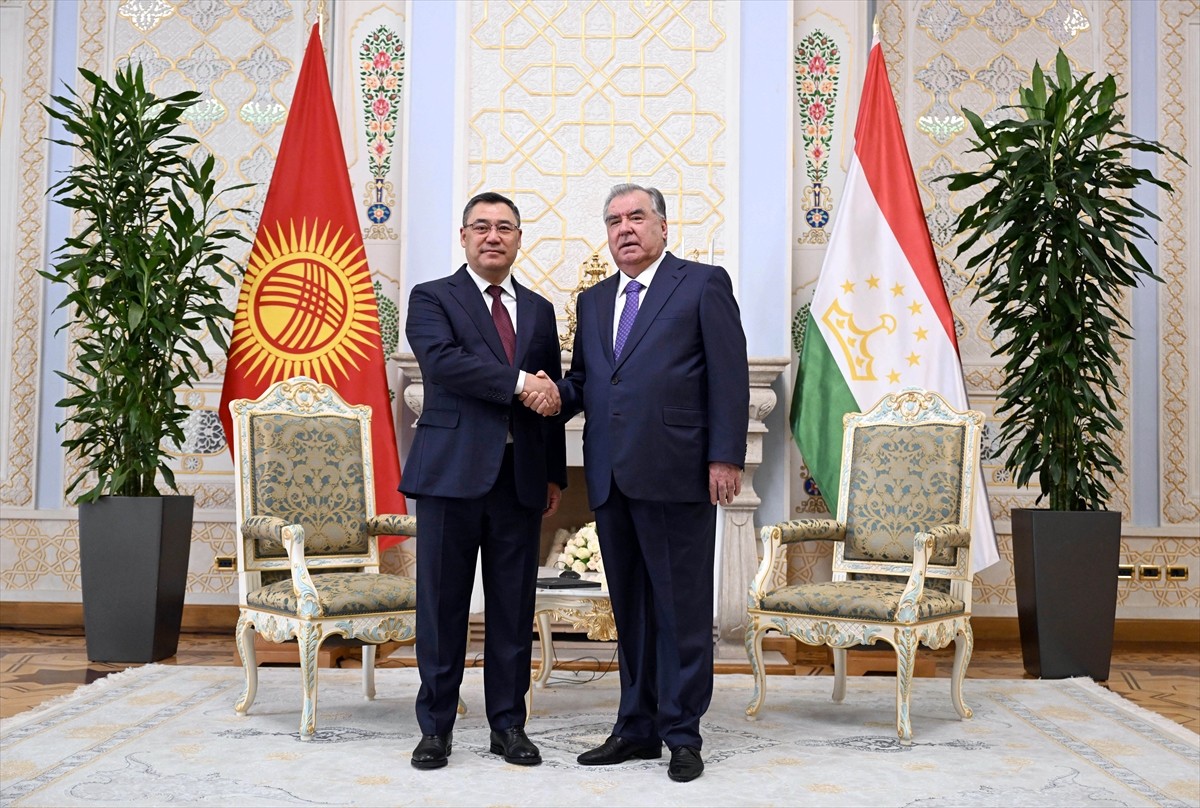 Kırgızistan Cumhurbaşkanı Sadır Caparov (solda), Tacikistan Cumhurbaşkanı İmamali Rahman'ın...