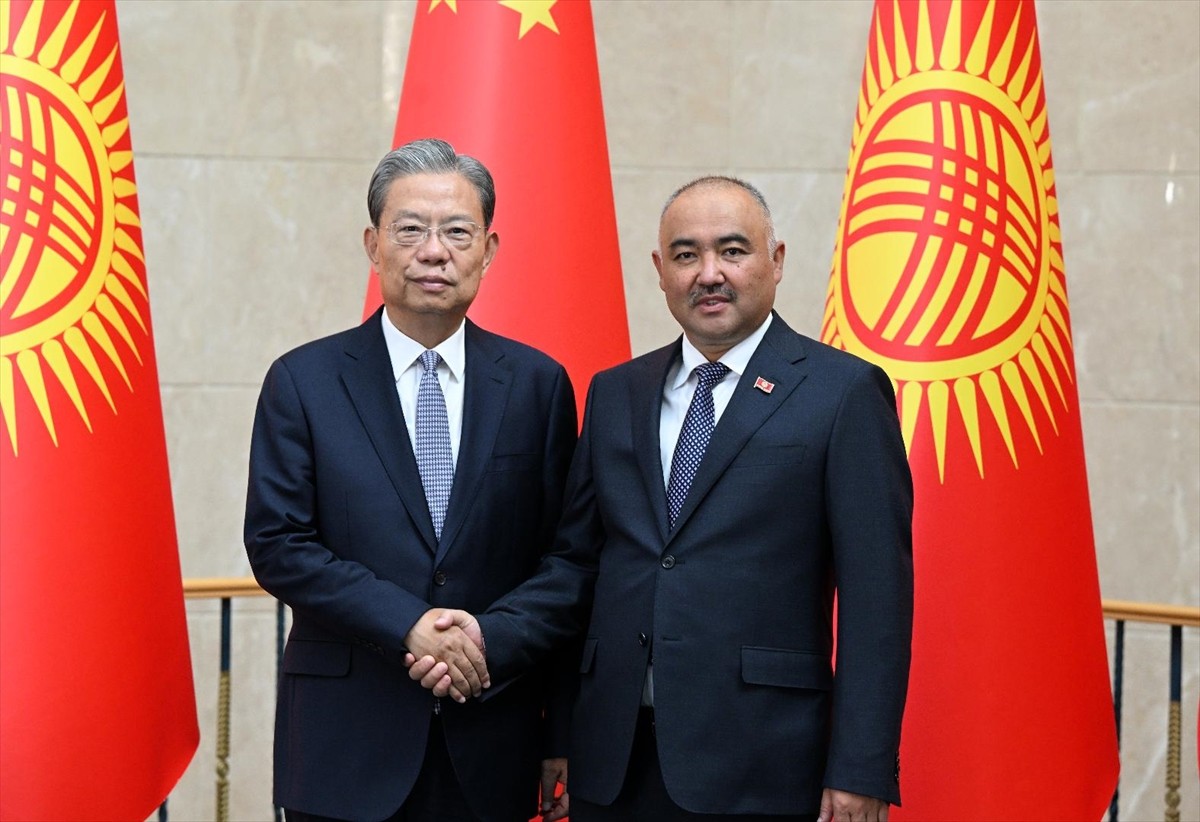 Kırgızistan Meclis Başkanı Nurlanbek Turgunbek uulu (sol 2), KKırgızistan'a ilk resmi ziyaretini...