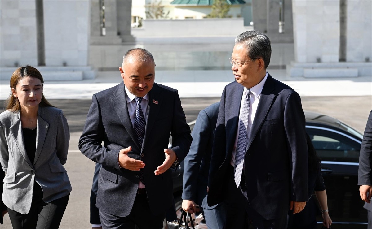 Kırgızistan Meclis Başkanı Nurlanbek Turgunbek uulu (sol 2), KKırgızistan'a ilk resmi ziyaretini...