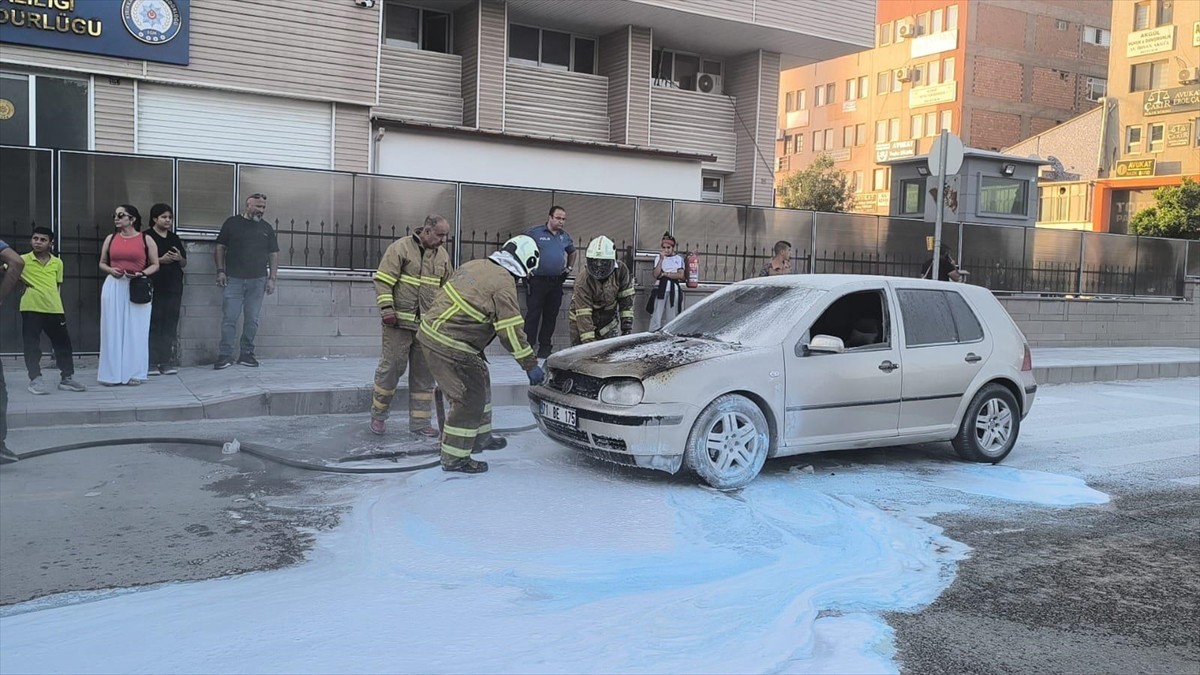 Kırıkkale'de seyir halindeki otomobilde çıkan yangın, itfaiye ekiplerince söndürüldü.