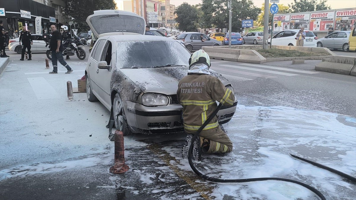 Kırıkkale'de seyir halindeki otomobilde çıkan yangın, itfaiye ekiplerince söndürüldü.