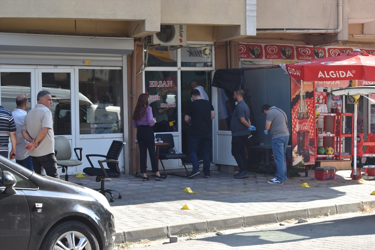 Kırklareli'nin Lüleburgaz ilçesinde çıkan silahlı kavgada 1 kişi hayatını kaybetti. Polis...