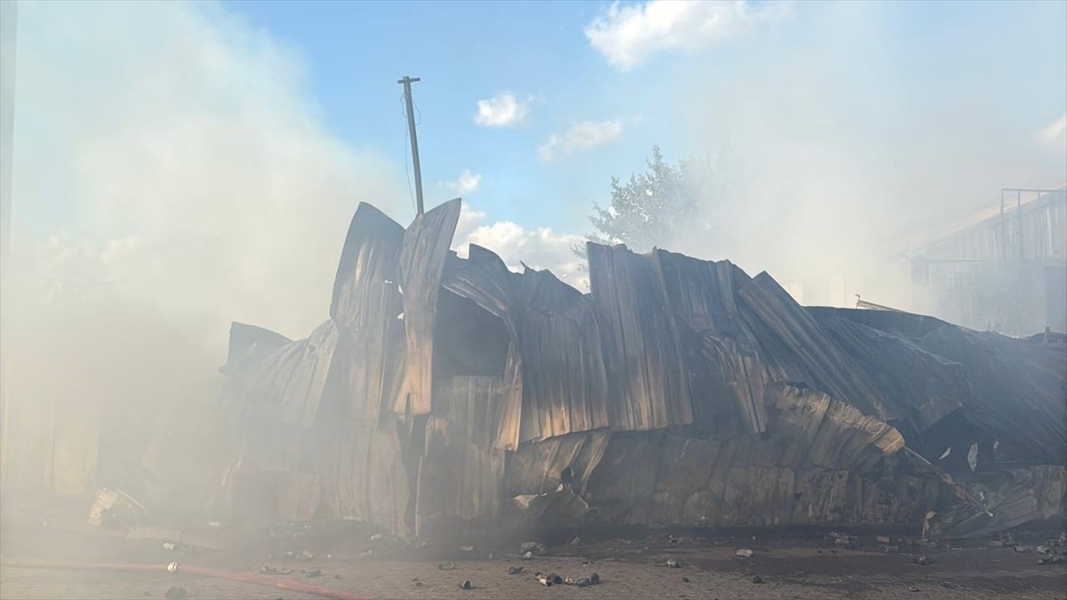 Kocaeli'nin Darıca ilçesinde hurda deposunda çıkarak plastik kalıp atölyesine sıçrayan yangın...