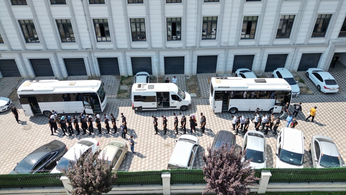 Kocaeli'nin İzmit ilçesinde 5 kişinin yaralandığı kavgaya ilişkin gözaltına alınan 22 şüpheliden...