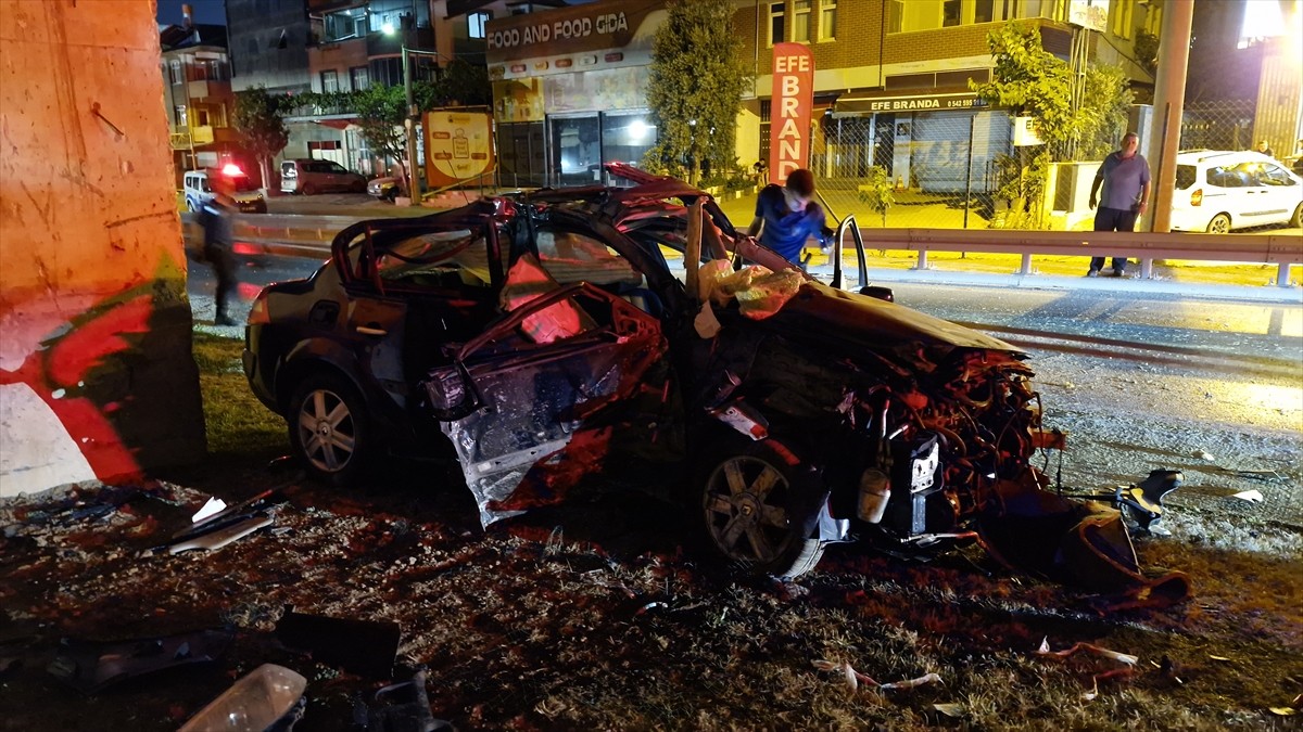 Kocaeli'nin İzmit ilçesinde otomobilin otoyol bağlantı köprü ayağına çarpması sonucu 2 kişi ağır...