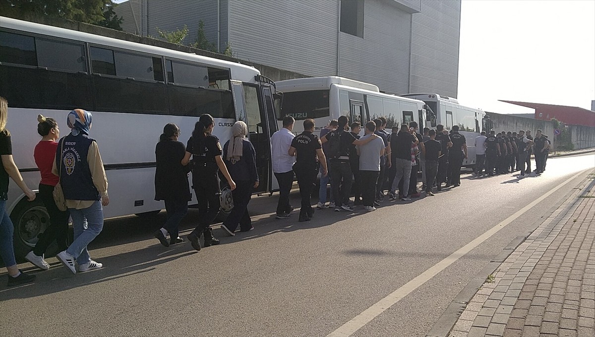 Kocaeli merkezli 19 ilde düzenlenen sahte internet siteleri ve sosyal medya üzerinden araç...