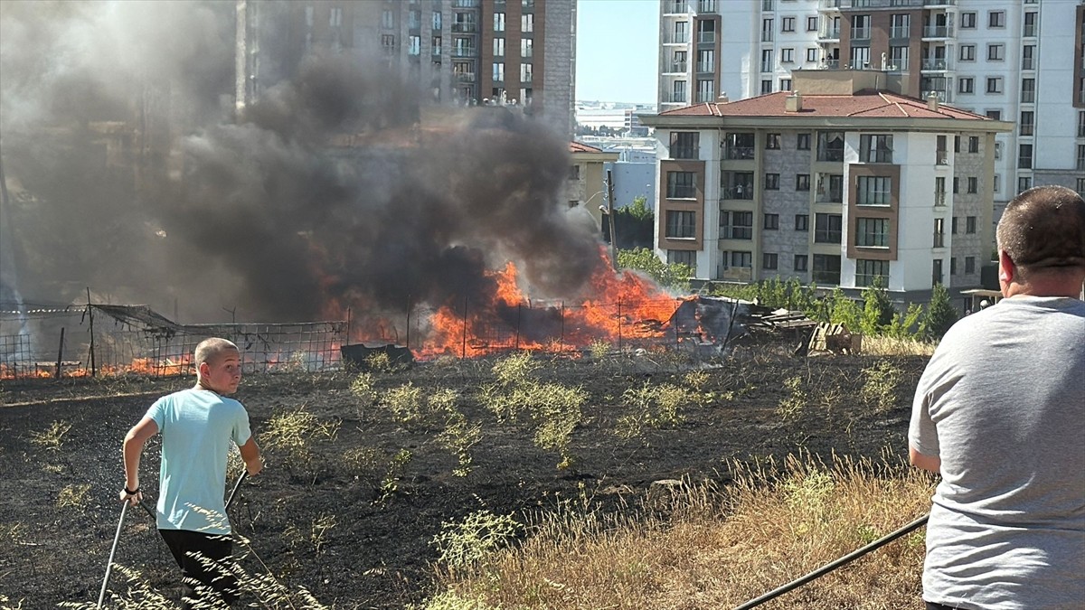 Kocaeli’nin Gebze ilçesinde otluk alanda çıkan yangın itfaiye ekiplerince söndürüldü.