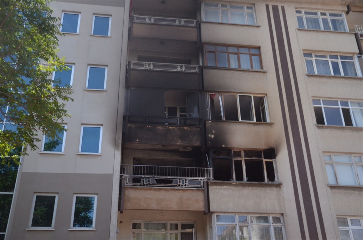 Konya'da 5 katlı apartman dairesinde çıkan yangında 5 kişi dumandan etkilendi. İhbar üzerine...