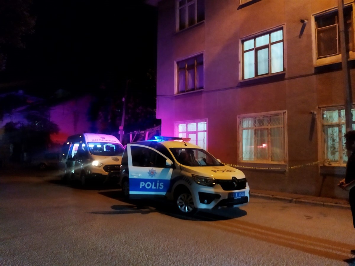 Konya'da bir binanın 3'üncü katından düşen 8 yaşındaki çocuk ağır yaralandı.