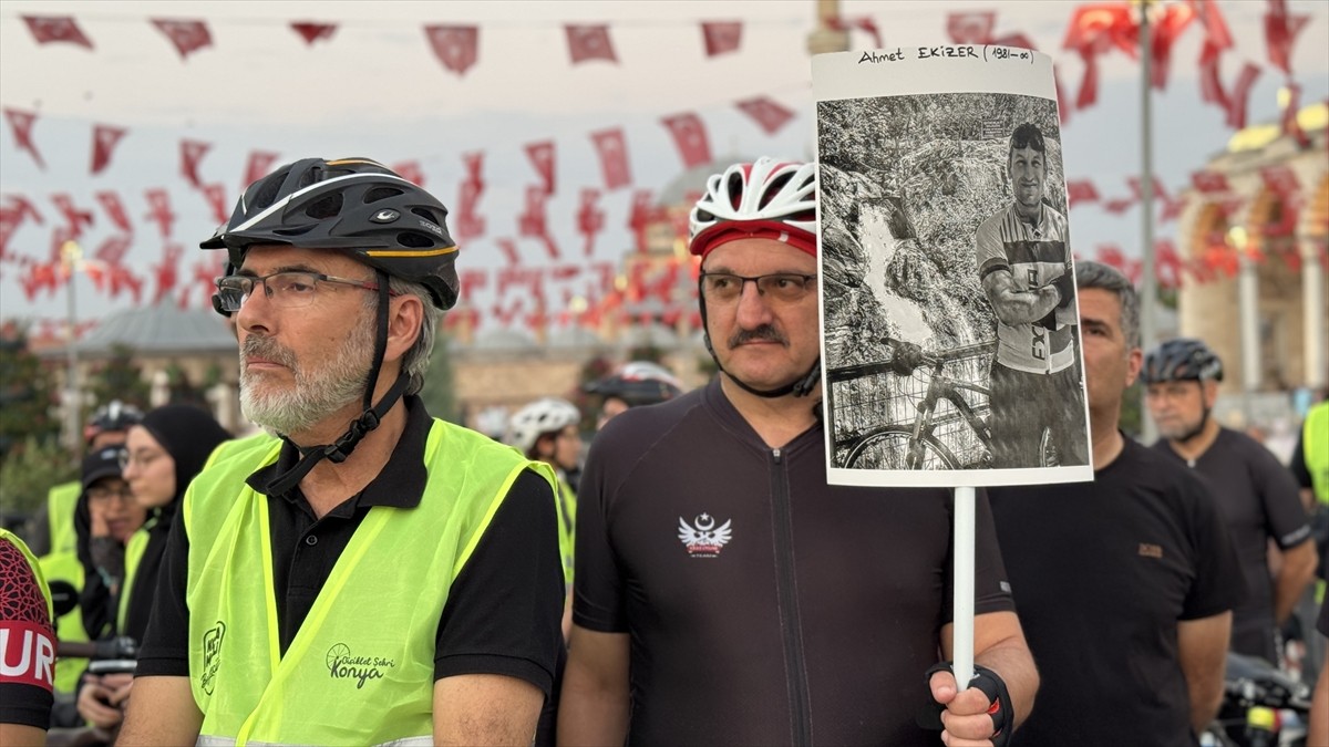 Konya'daki bisiklet topluluklarınca, trafik kazasında yaşamını yitiren bisiklet sürücüsü Ahmet...