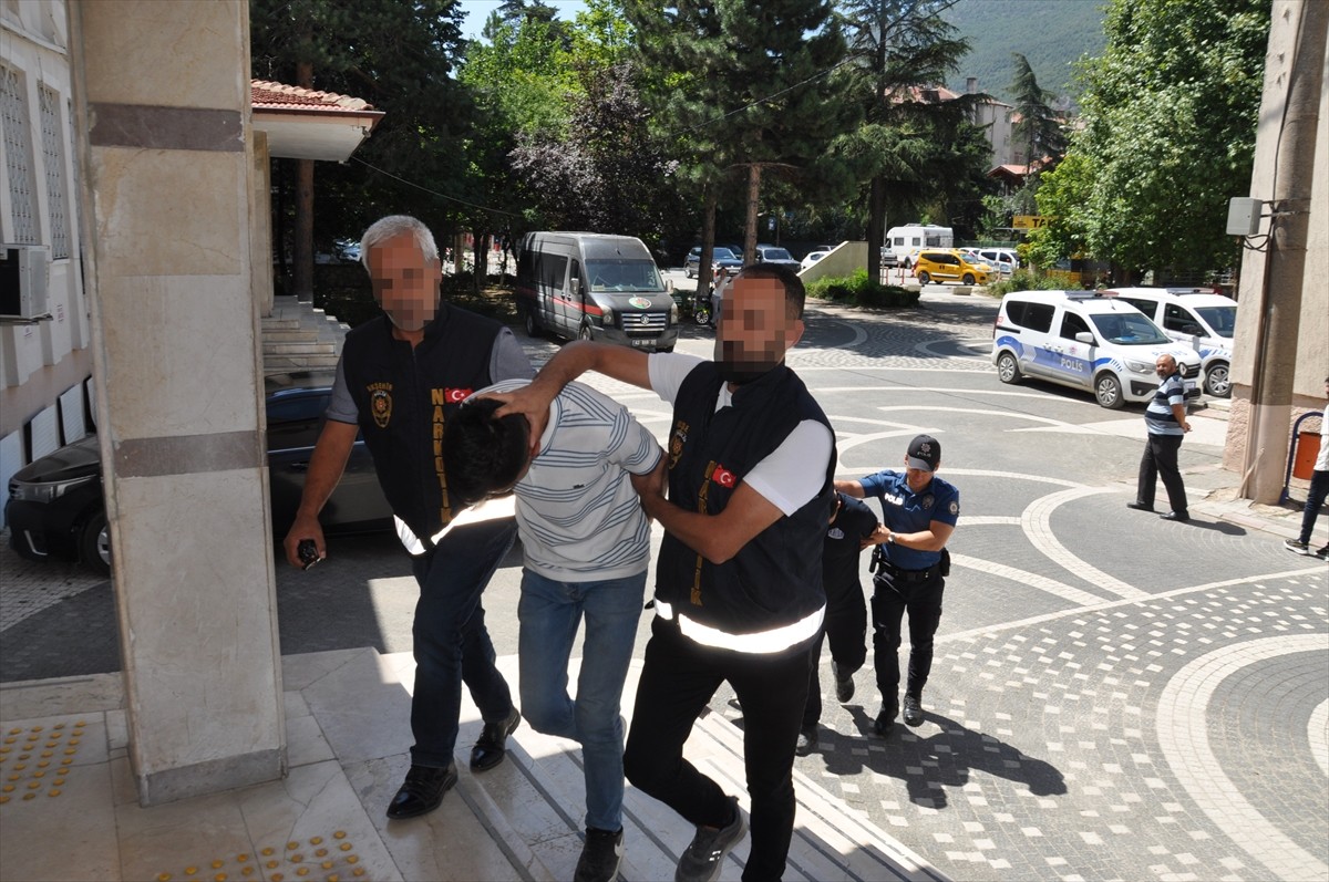 Konya'nın Akşehir ilçesinde uyuşturucu operasyonunda yakalanan 2 şüpheli tutuklandı. 