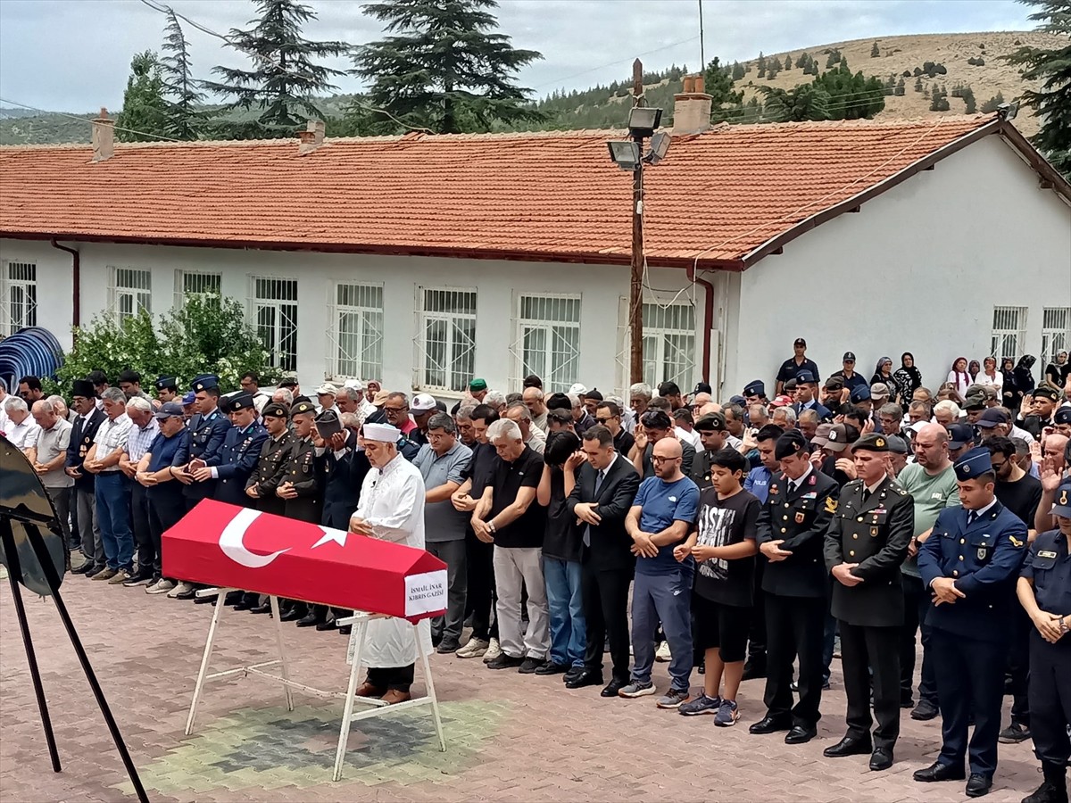 Konya'nın Hüyük ilçesinde 72 yaşında hayatını kaybeden Kıbrıs gazisi İsmail İnar'ın cenazesi...