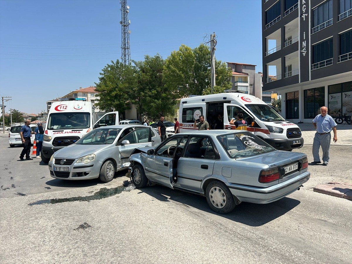 Konya'nın Karapınar ilçesinde iki otomobilin çarpıştığı kazada 6 kişi yaralandı.