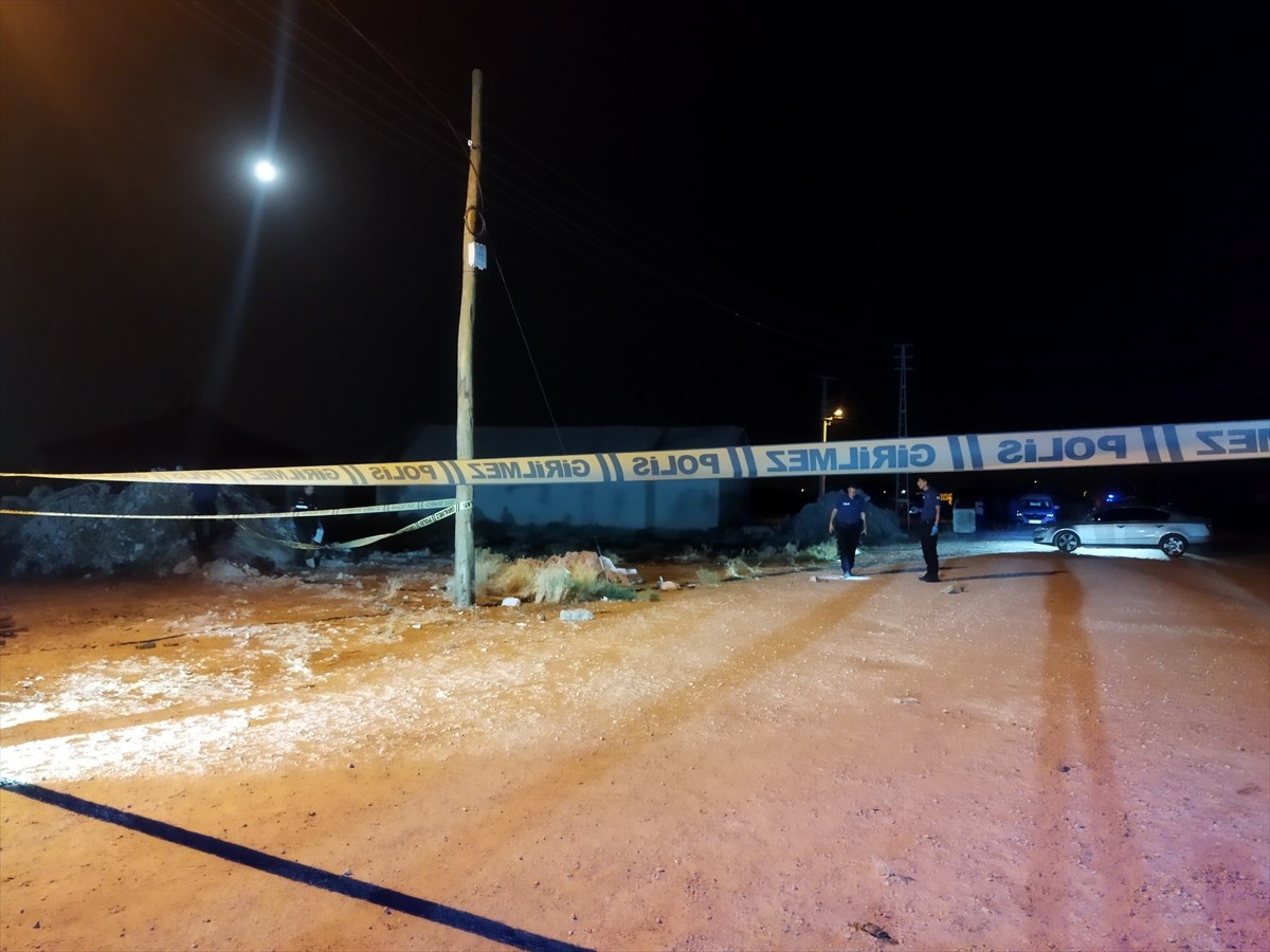 Konya'nın Karatay ilçesinde, bir düğünde pompalı tüfekle havaya ateş açılması sonucu saçmaların...