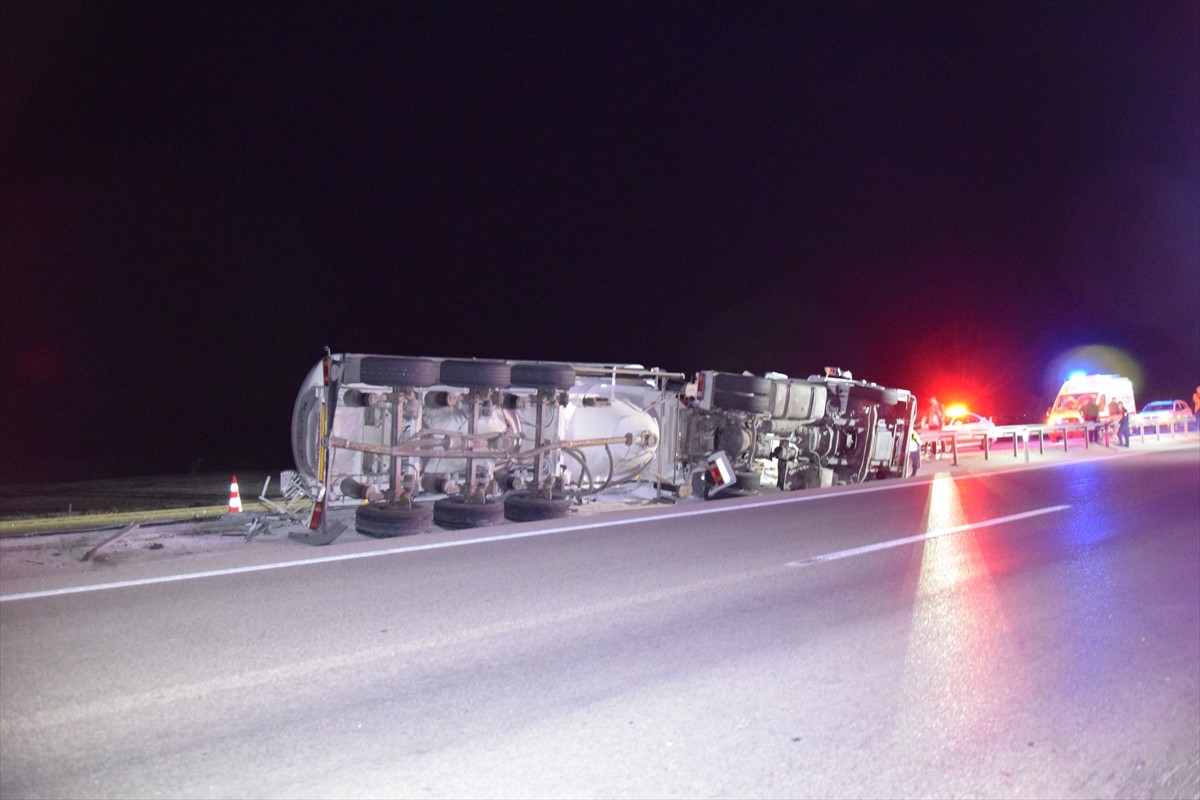 Konya'nın Kulu ilçesinde devrilen tırın sürücüsü hayatını kaybetti. Kaza yerine sağlık, polis ve...