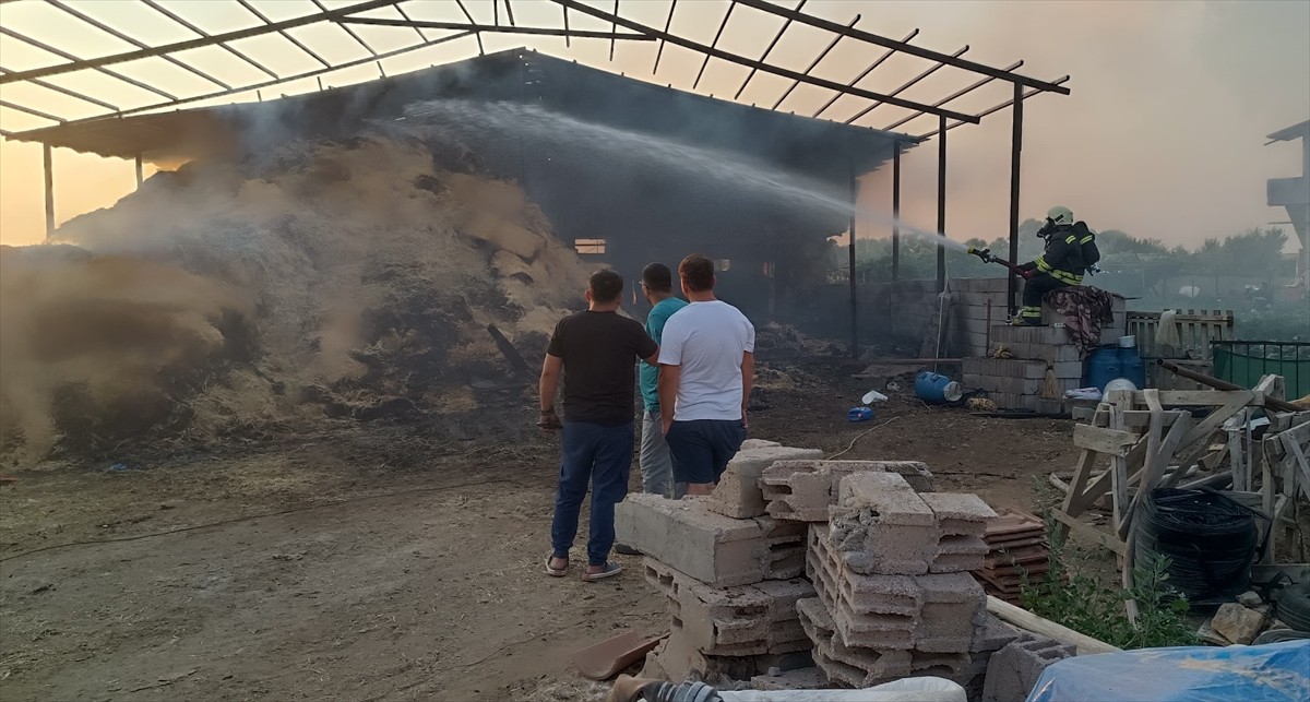 Konya'nın Seydişehir ilçesinde ahır ve samanlıkta çıkan yangında 2 kişi yaralandı. Yangın, itfaiye...