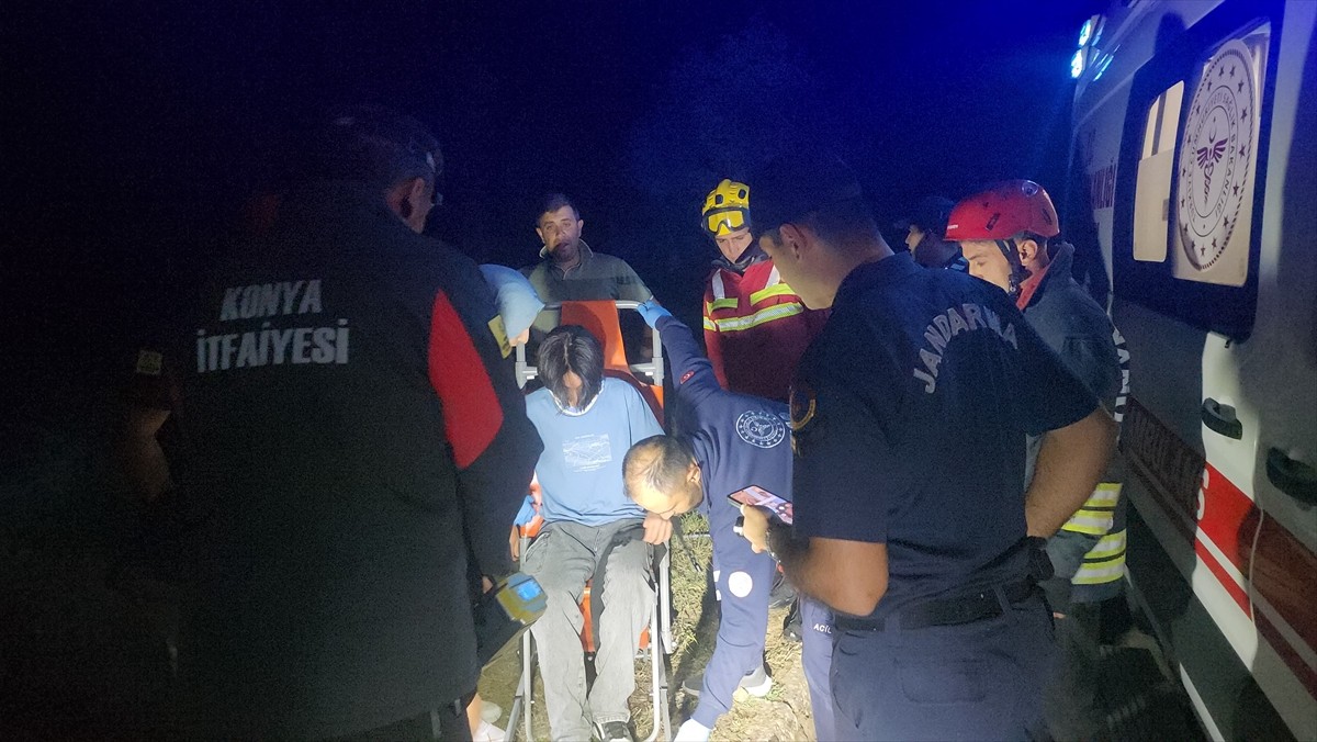 Konya'nın Seydişehir ilçesinde piknik için gittikleri yerin yakınındaki kayalıklarda mahsur kalan...