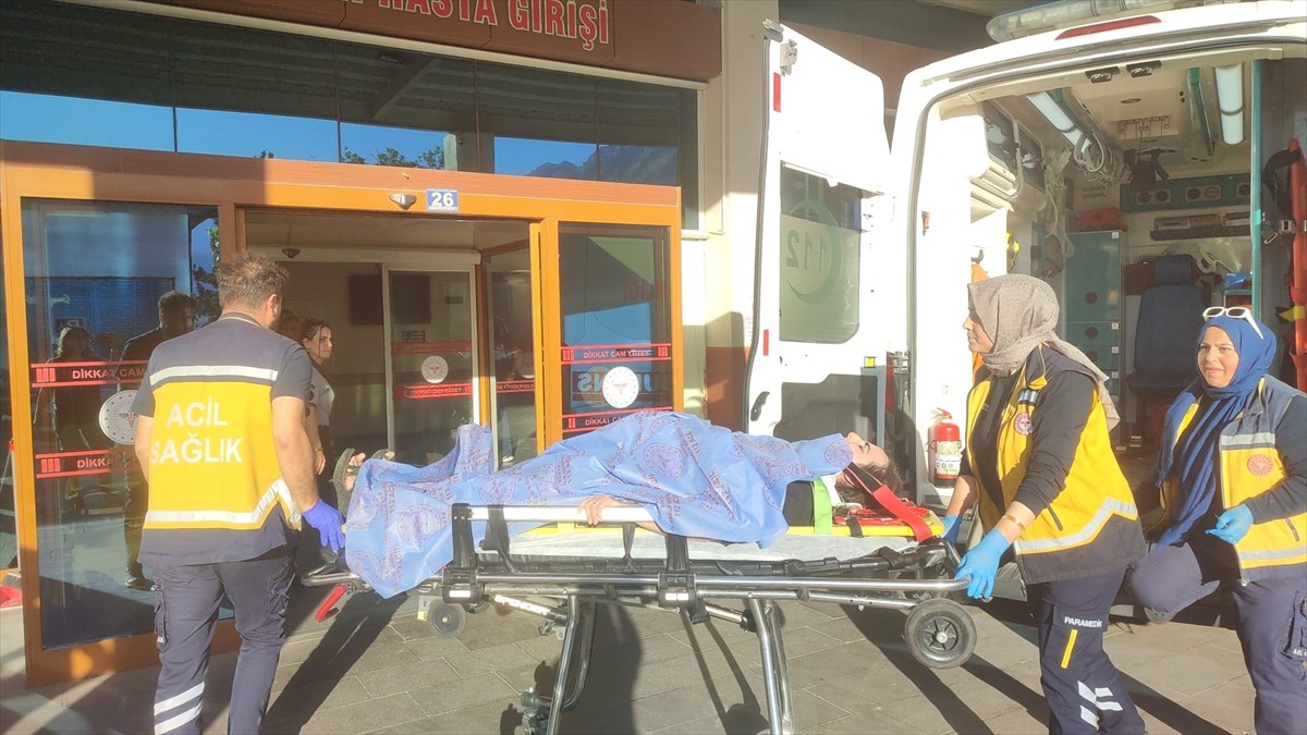 Konya'nın Seydişehir ilçesinde, şarampole devrilen otomobildeki 4 kişi yaralandı.