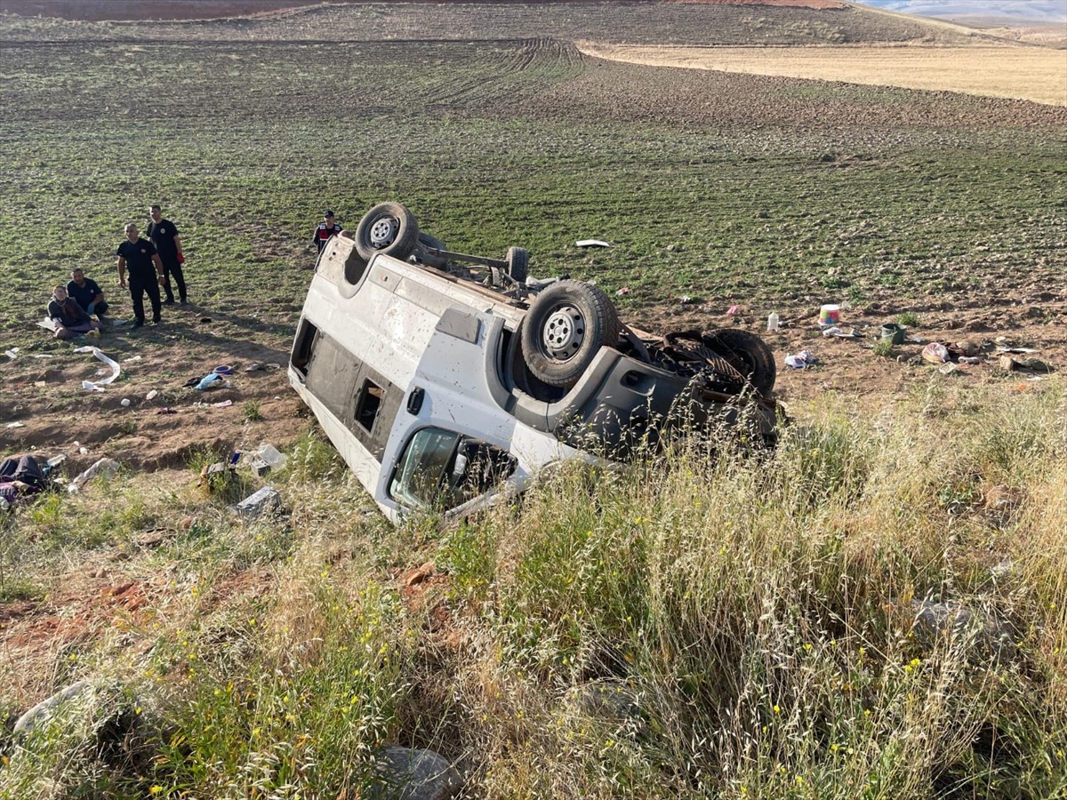 Konya'nın Yunak ilçesinde tarım işçilerini taşıyan minibüsün devrilmesi sonucu 15 kişi...