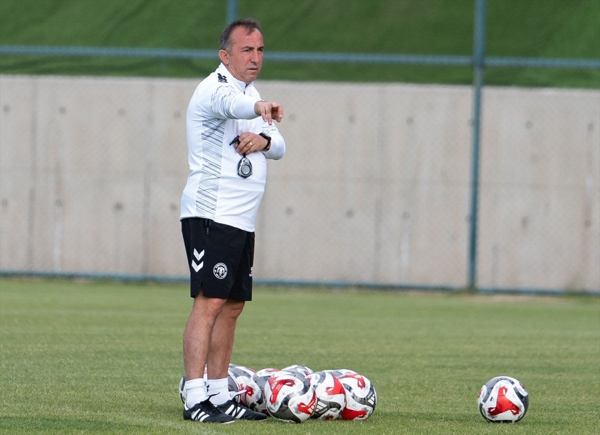 Konyaspor'da teknik direktörü Recep Uçar, yeni sezon hazırlıklarını Erzurum'daki Yüksek İrtifa...