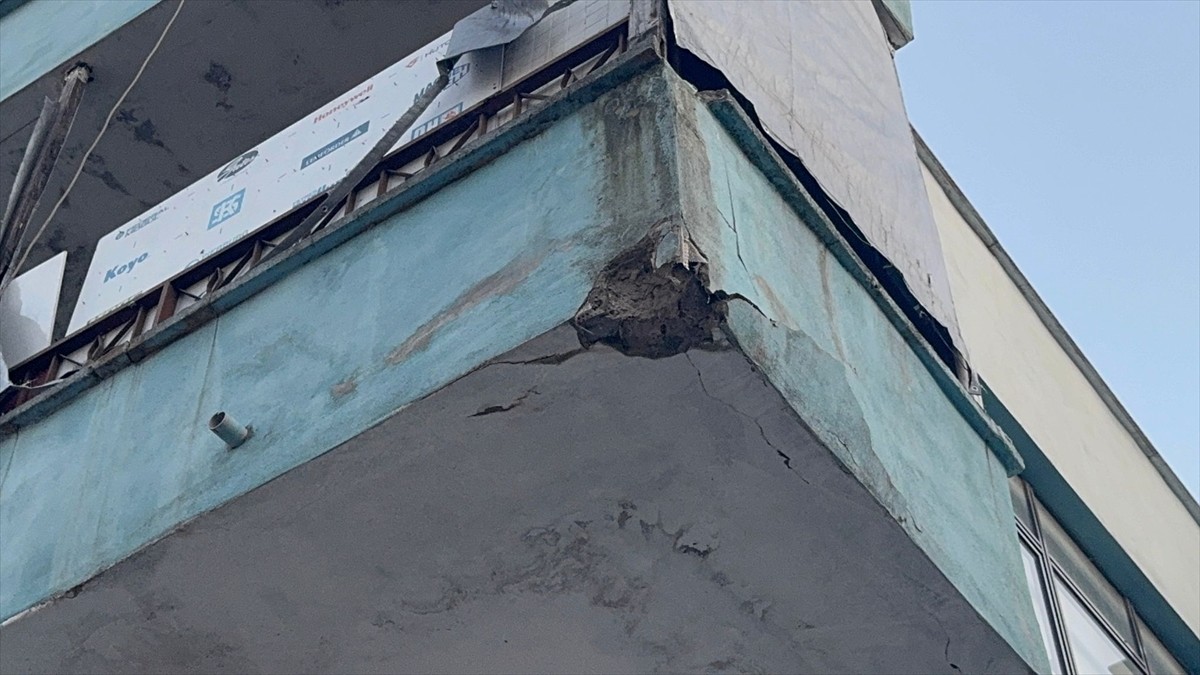 Küçükçekmece'de 2 katlı binanın çatısında kısmi çökme meydana geldi.