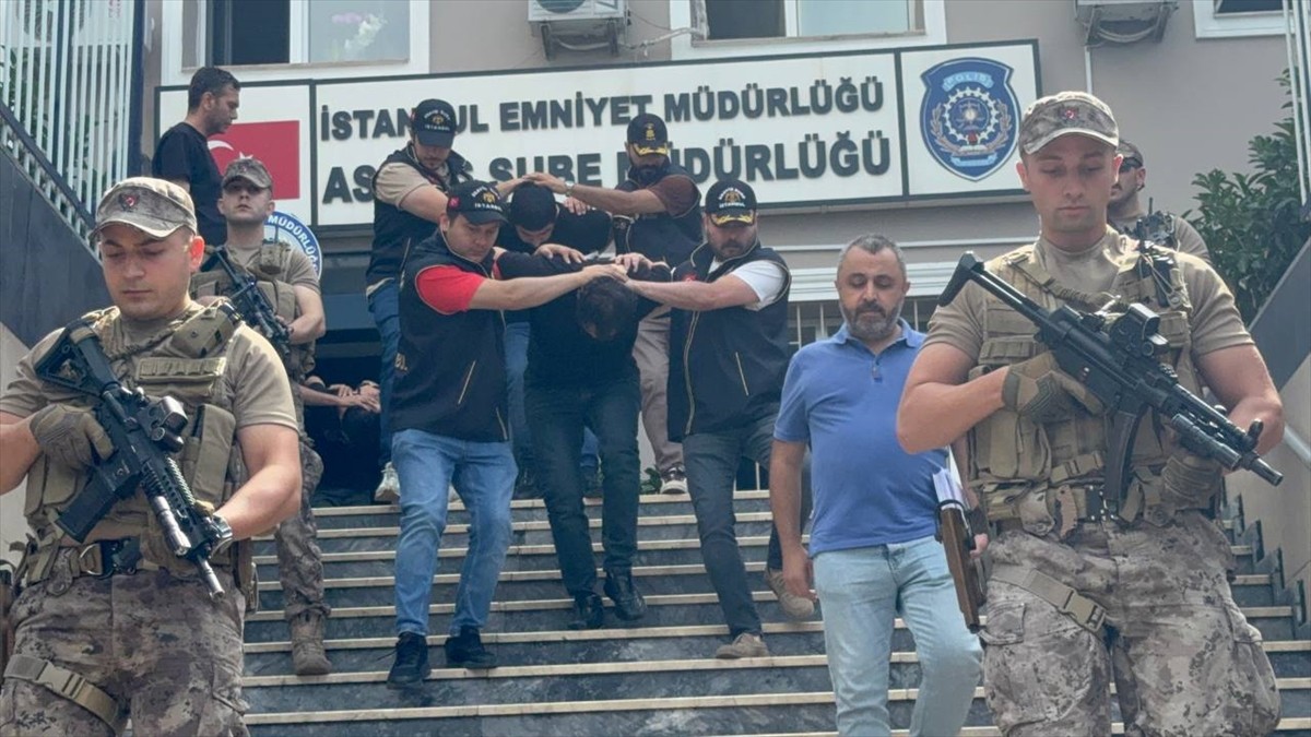 Küçükçekmece'de 2 kişinin yaralandığı silahlı kavgaya ilişkin gözaltına alınan 3 şüpheli adliyeye...