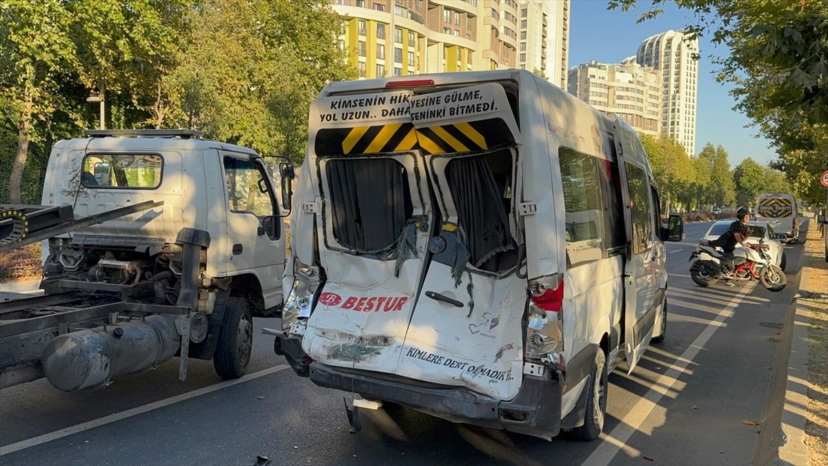 Küçükçekmece'de meydana gelen trafik kazasında 4 kişi yaralandı.