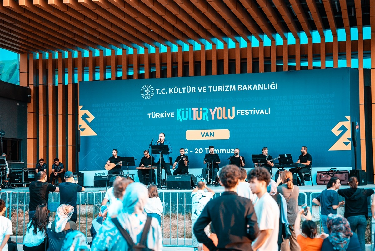 Kültür ve Turizm Bakanlığınca "Türkiye Kültür Yolu Festivalleri" kapsamında organize edilen Van...