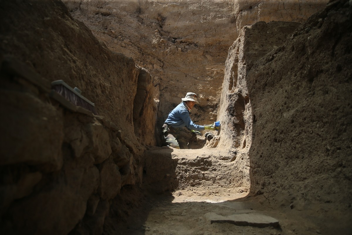 Kültür ve Turizm Bakanlığının izniyle kazı çalışmalarının yapıldığı Ayanis Kalesi'nde, geçen yıl...