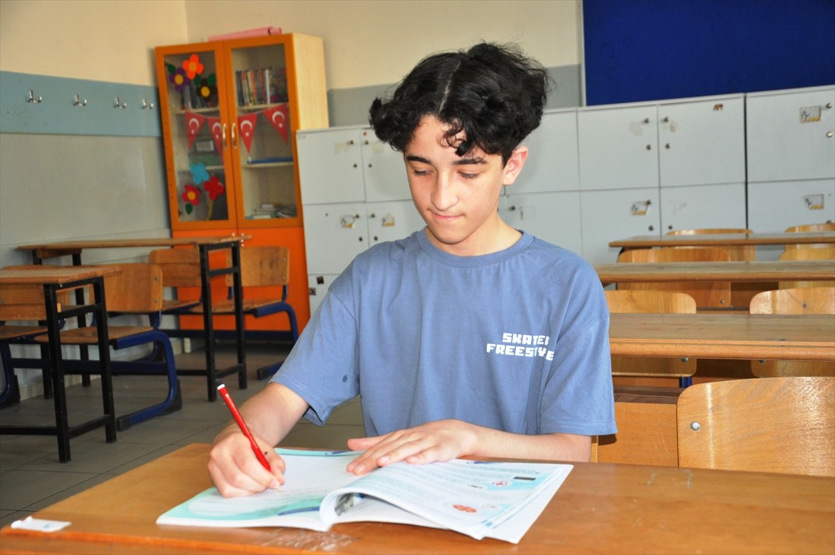 Kütahya’da yaşayan Münir Salihoğlu (fotoğrafta), öğretmenleri, anne ve babasının destekleriyle...